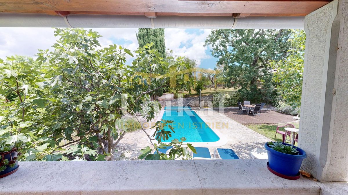 Renovirana kamnita hiša s bazenom